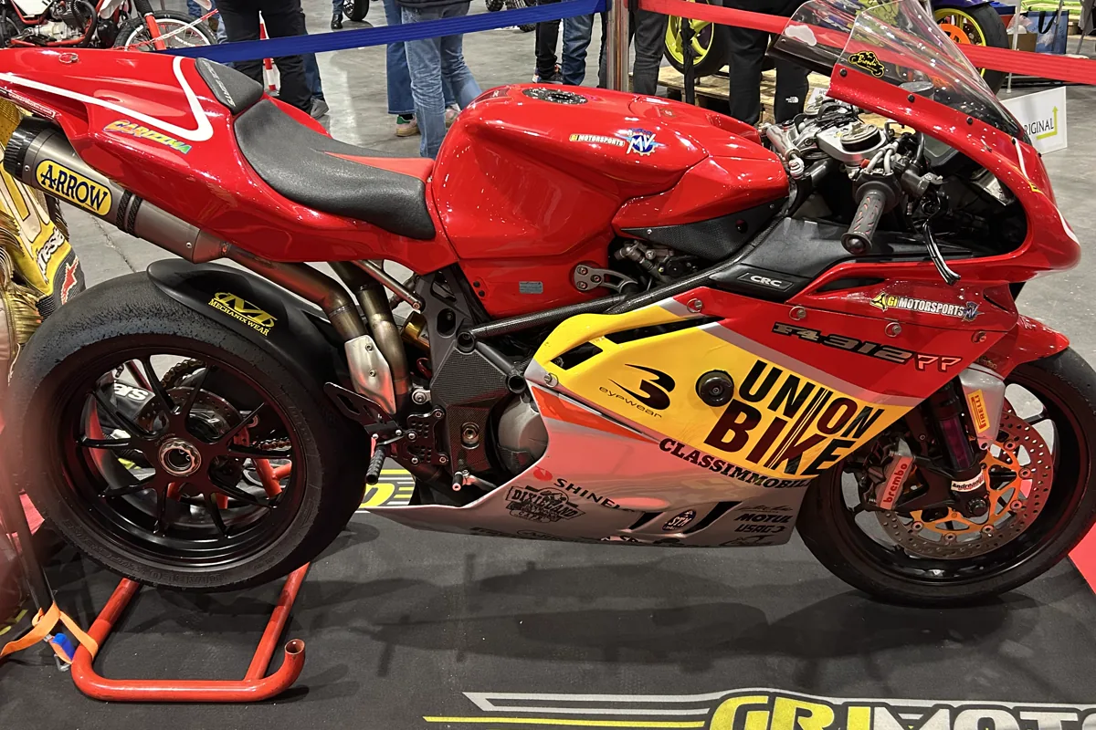 Superbike Unionbike con carena giallo e rossa, livrea da gara