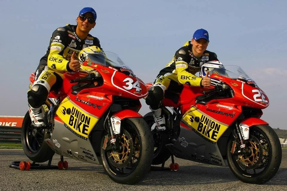 Due piloti Unionbike con le moto da gara in livrea giallo e rosso