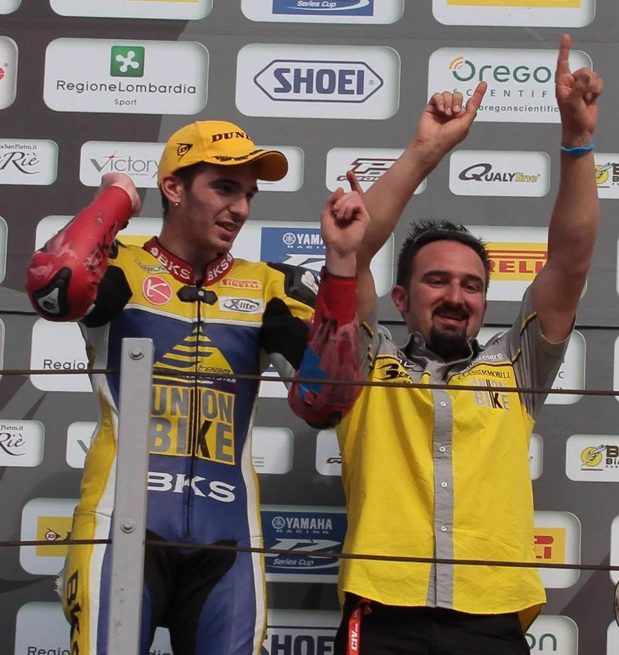 Pilota Unionbike sul podio di una gara con il braccio alzato