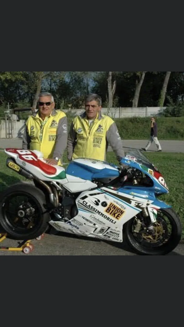 Il team Unionbike accanto alla moto da gara numero 36 in pista
